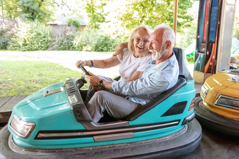 Zwei Personen fahren glücklich Autoscooter